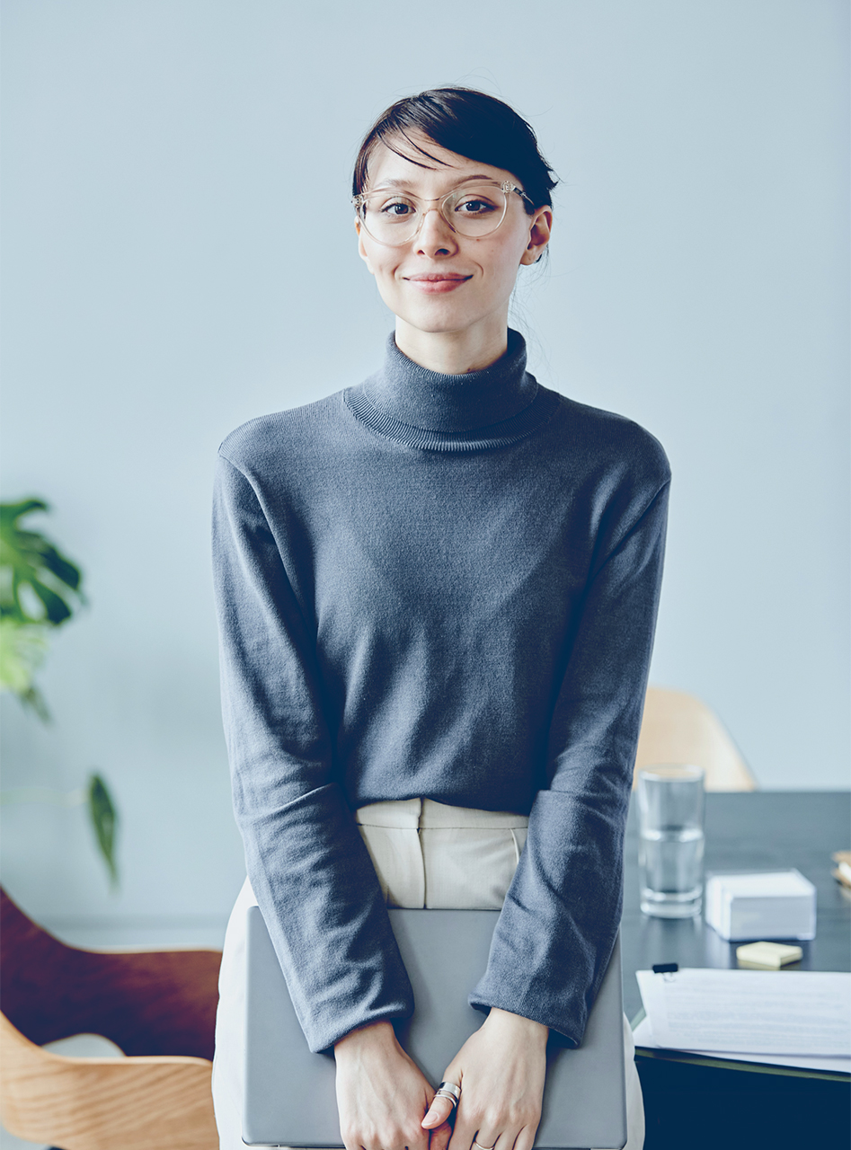 Smiling colleague in stylish office – open and modern corporate culture